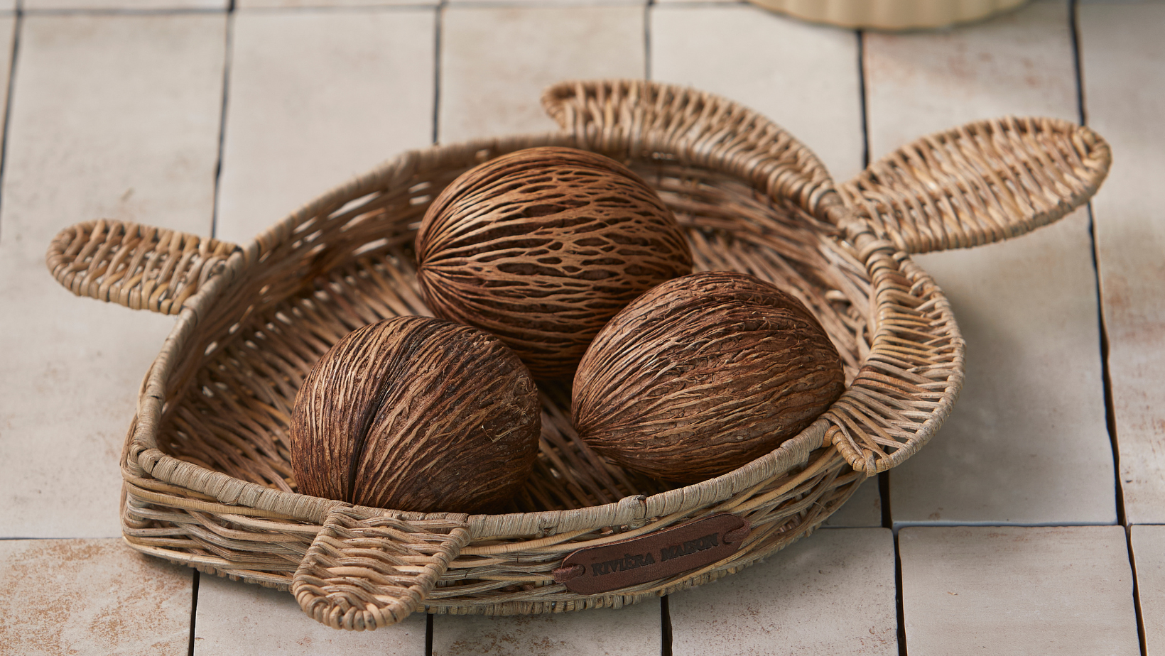 Gemütliche Dekoration für dein Zuhause mit dem Rattan Schildkröten Tablett von Rivièra Maison.