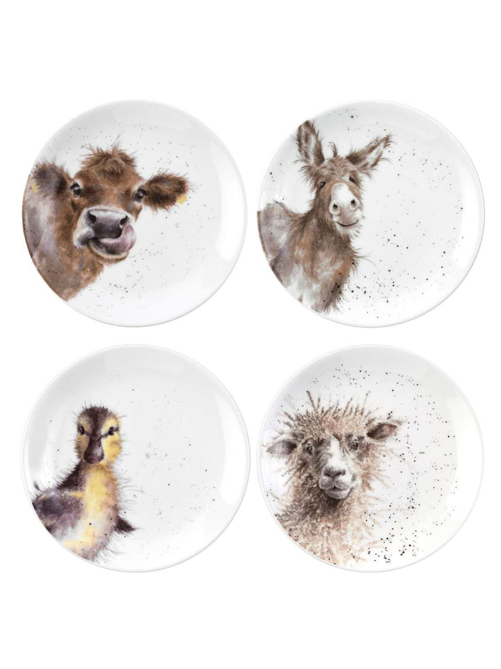 Dieses Teller Set besteht aus vier Tellern mit den Bauernhof-Tiermotiven Kalb, Esel, Entenküken und Schaf von Wrendale Designs.
