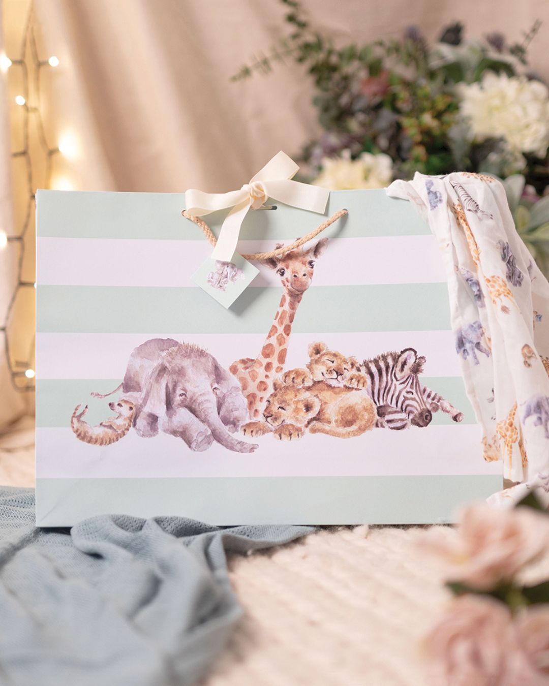 Geschenktasche in der Größe XL mit Baby Afrika Tieren als Motiv von Wrendale Designs.