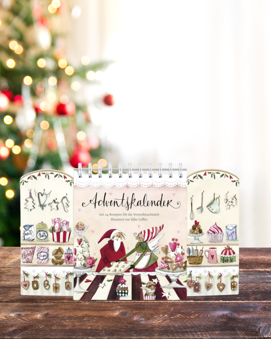 Aufgestellter Rezepte-Adventskalender vom Grätz Verlag vor Weihnachtsbaum