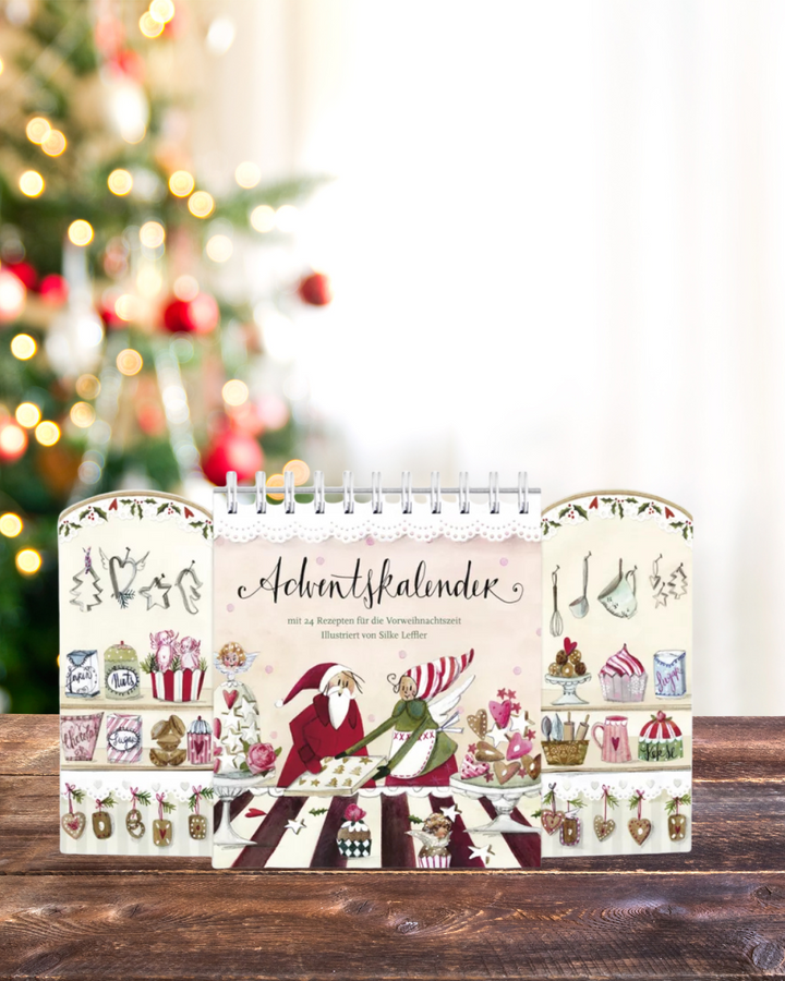 Aufgestellter Rezepte-Adventskalender vom Grätz Verlag vor Weihnachtsbaum
