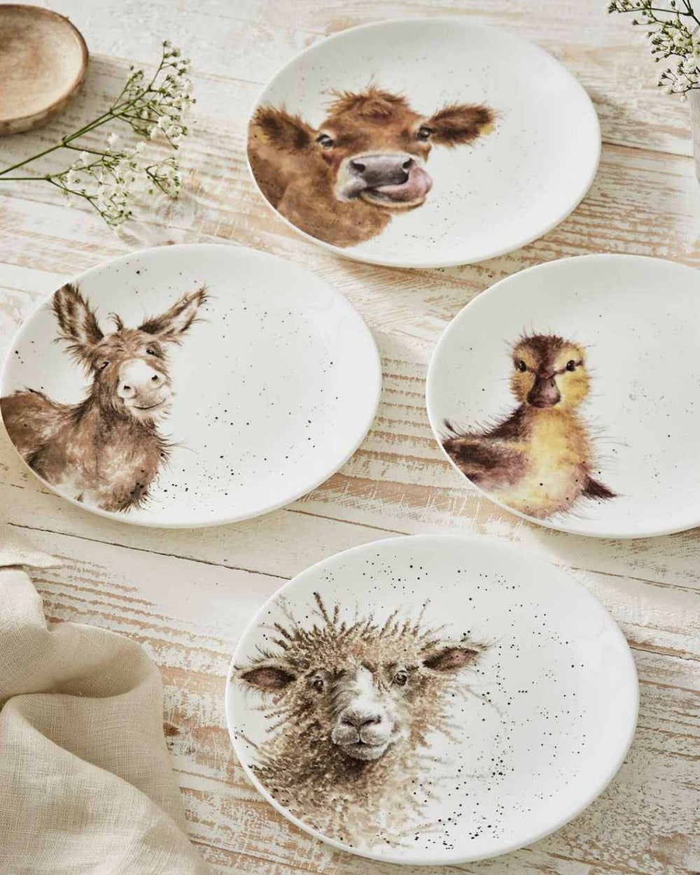 Bauernhof Tiermotive auf vier Frühstückstellern von Wrendale Designs.