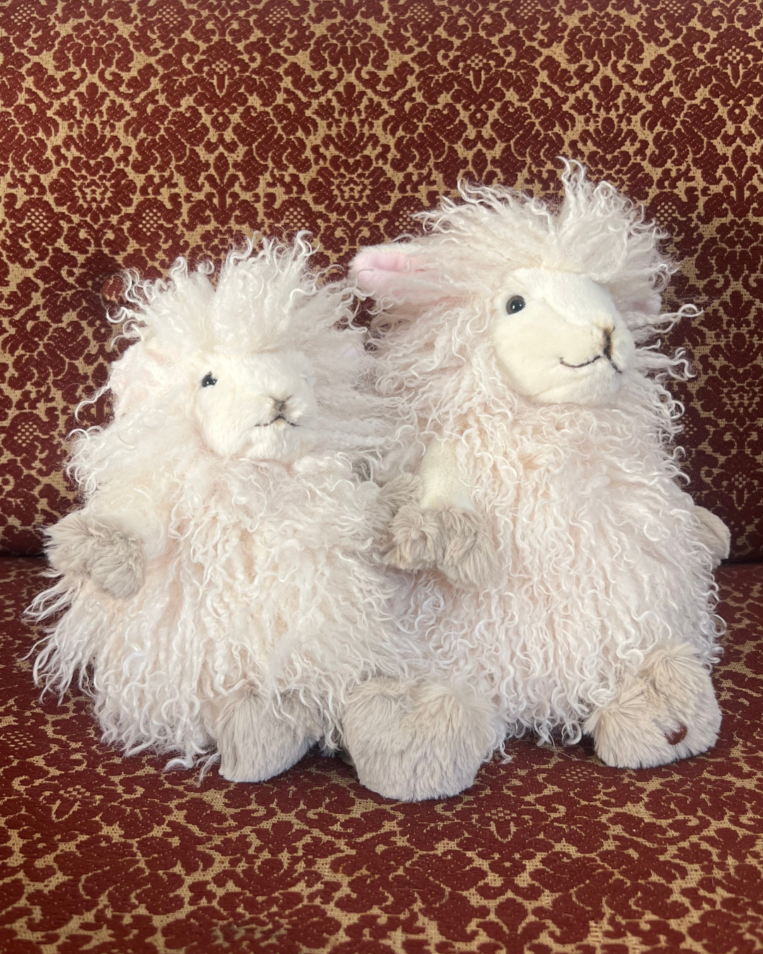 Zwei Beryl Kuscheltier Schafe in beiden Größen von Wrendale Designs.