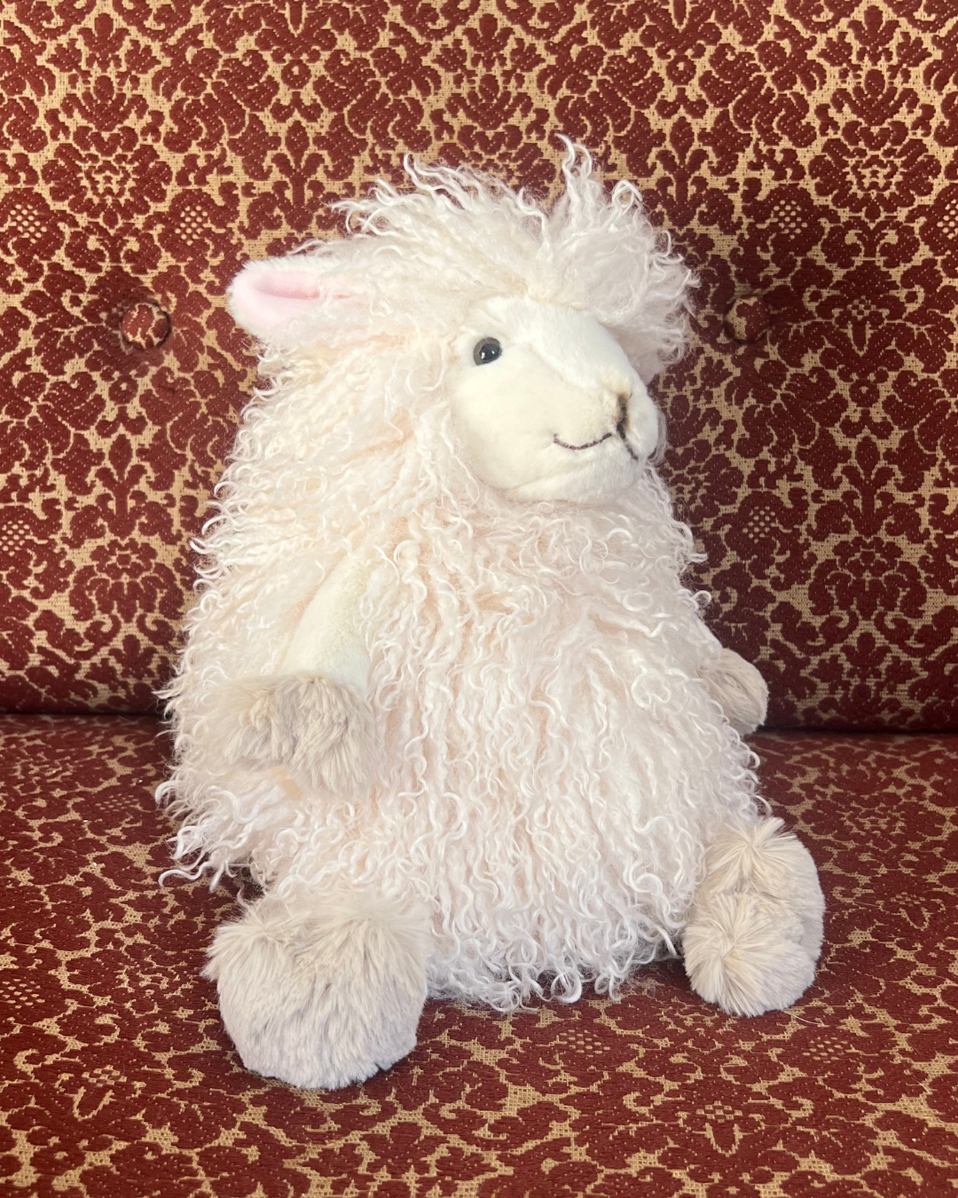 Großes Schaf Kuscheltier Beryl von Wrendale Designs.