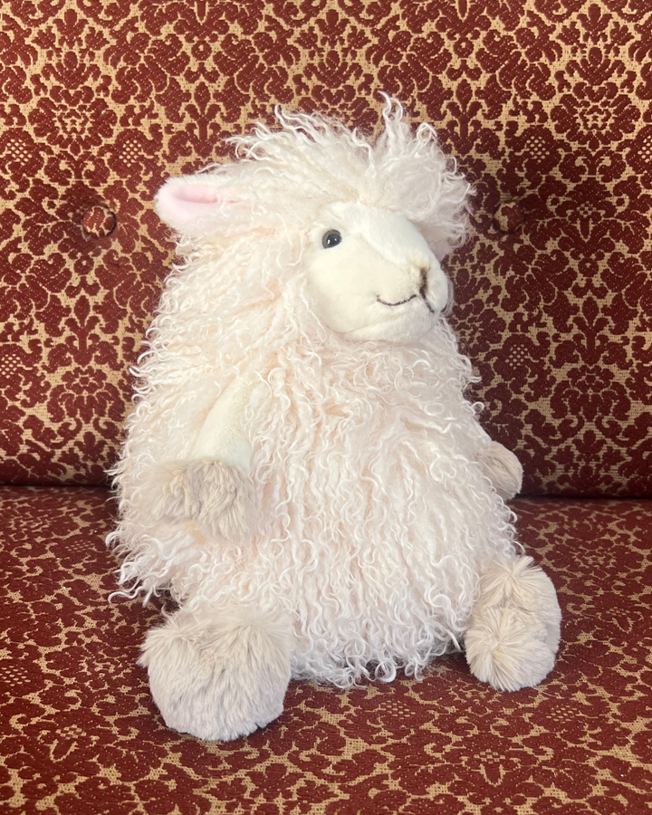 Großes Schaf Kuscheltier Beryl von Wrendale Designs.