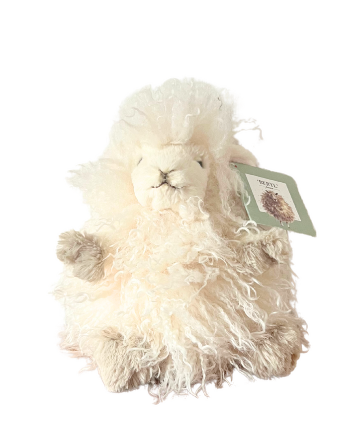 Kleiner Beryl in der Größe M als weißes Schaf Kuscheltier von Wrendale Designs.
