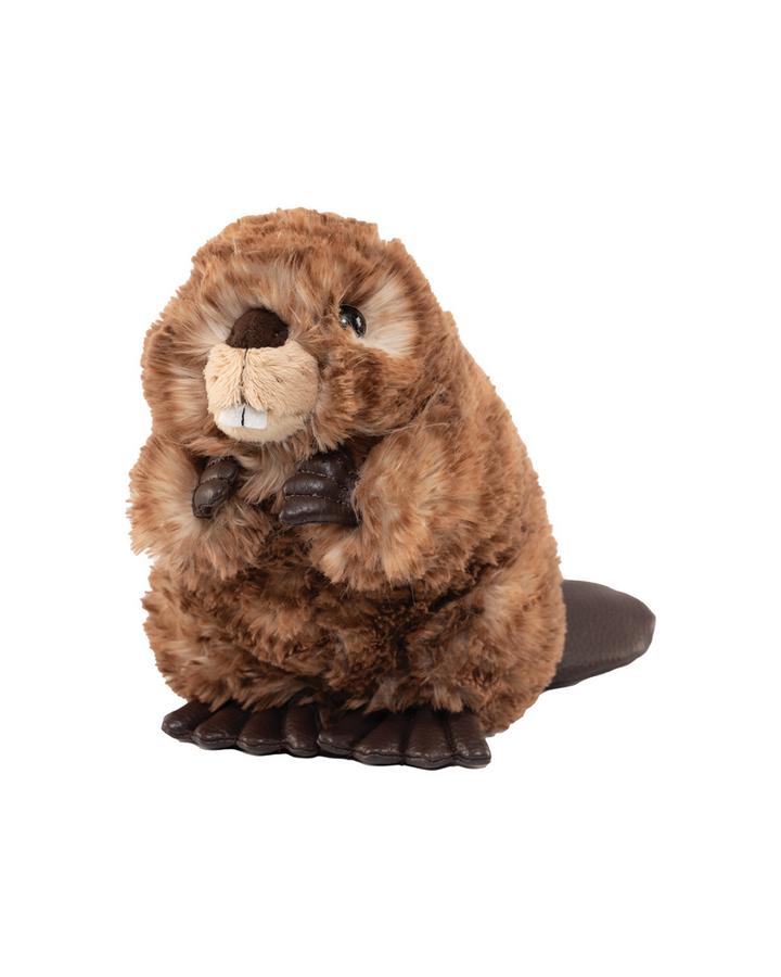 Flauschiges Biber Kuscheltier Chester von Wrendale Designs auf weißem Hintergrund.