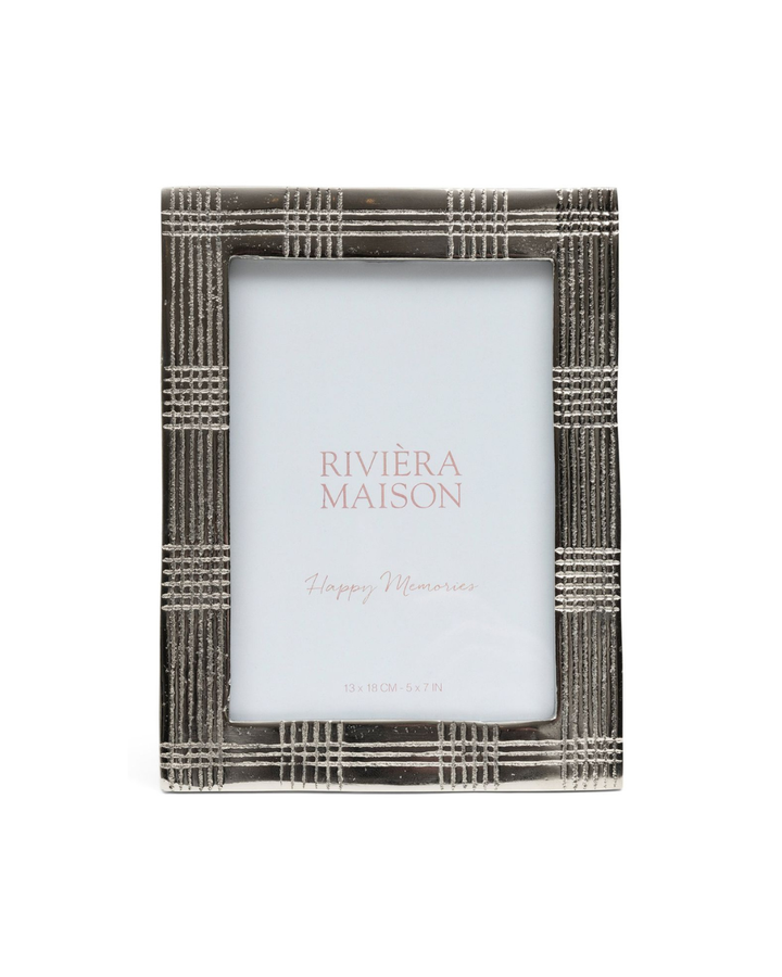 Silberner Bilderrahmen von Rivièra Maison mit Tartan-Muster vor weißem Hintergrund.