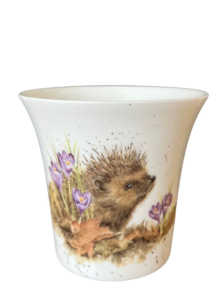 Blumen Übertopf Igel von Wrendale Designs vor weißem Hintergrund.