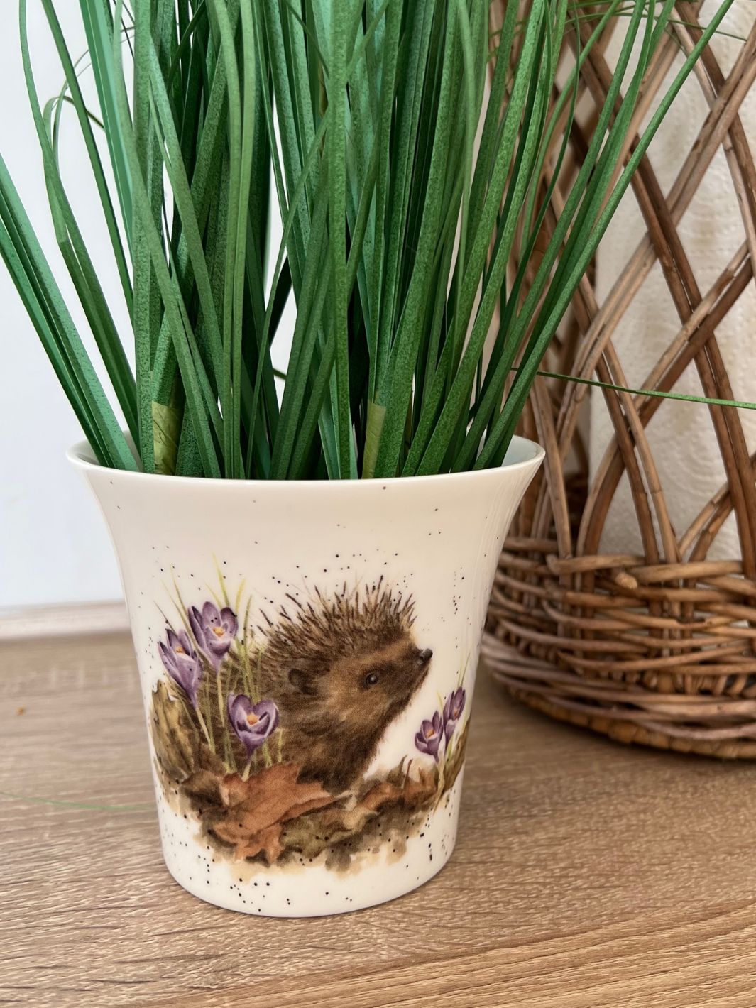 Blumentopf Igel von Wrendale Designs mit einer Kunstblume dekoriert.