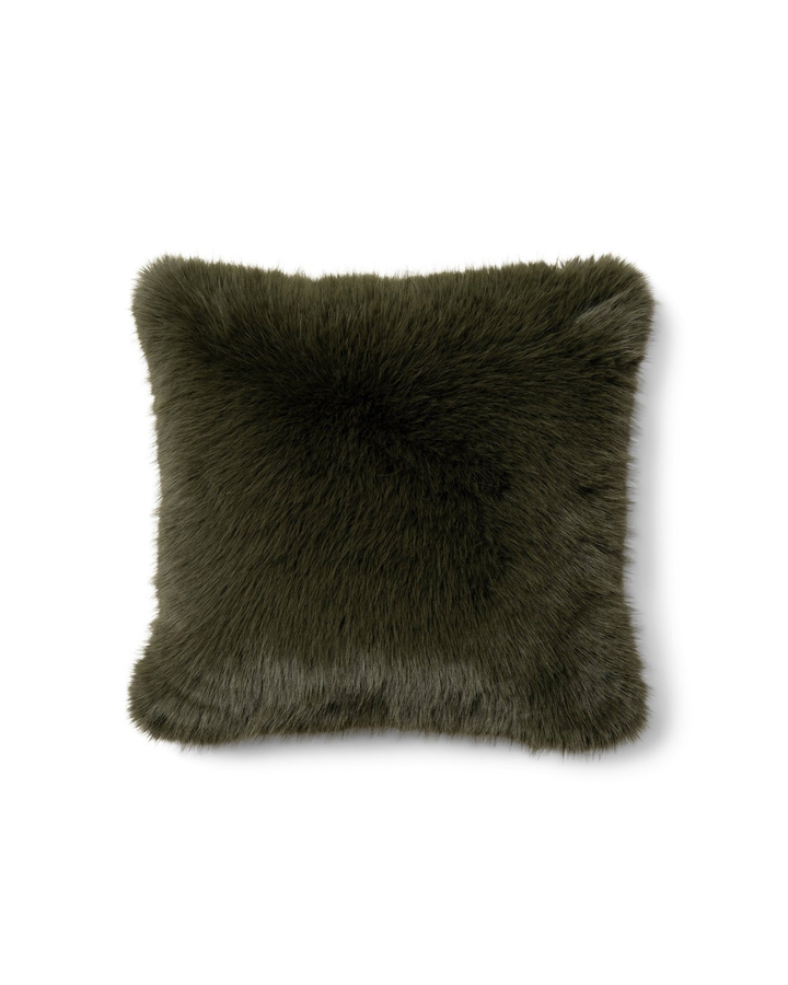 Kissenbezug Bromont Faux Fur von Rivièra Maison in tiefem Grün auf weißem Hintergrund.