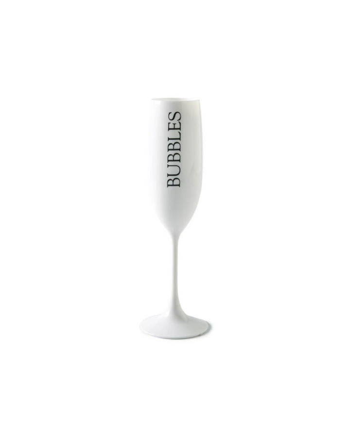 Weißes Champagnerglas Bubbles von Rivièra Maison mit schwarzem Schriftzug ‚BUBBLES‘, schlicht und elegant vor weißem Hintergrund.