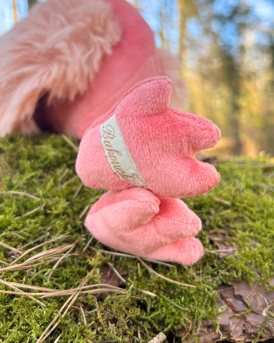 Bukowski Logo auf dem Fuß des Flamingo Kuscheltieres Phoebe von Bukowski.