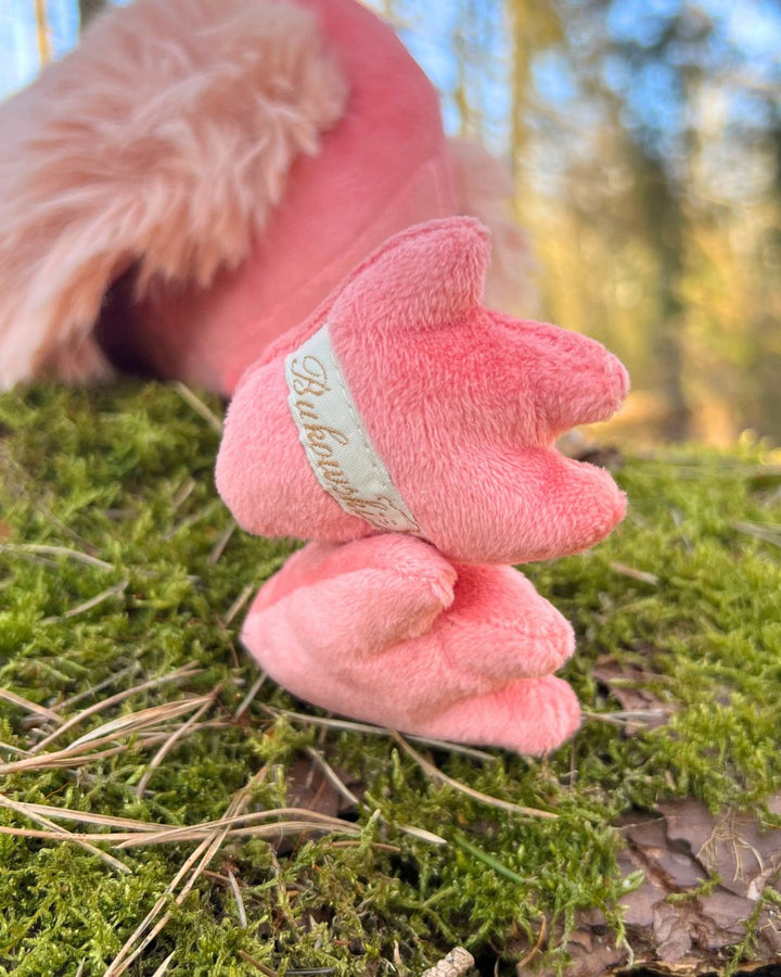 Bukowski Logo auf dem Fuß des Flamingo Kuscheltieres Phoebe von Bukowski.