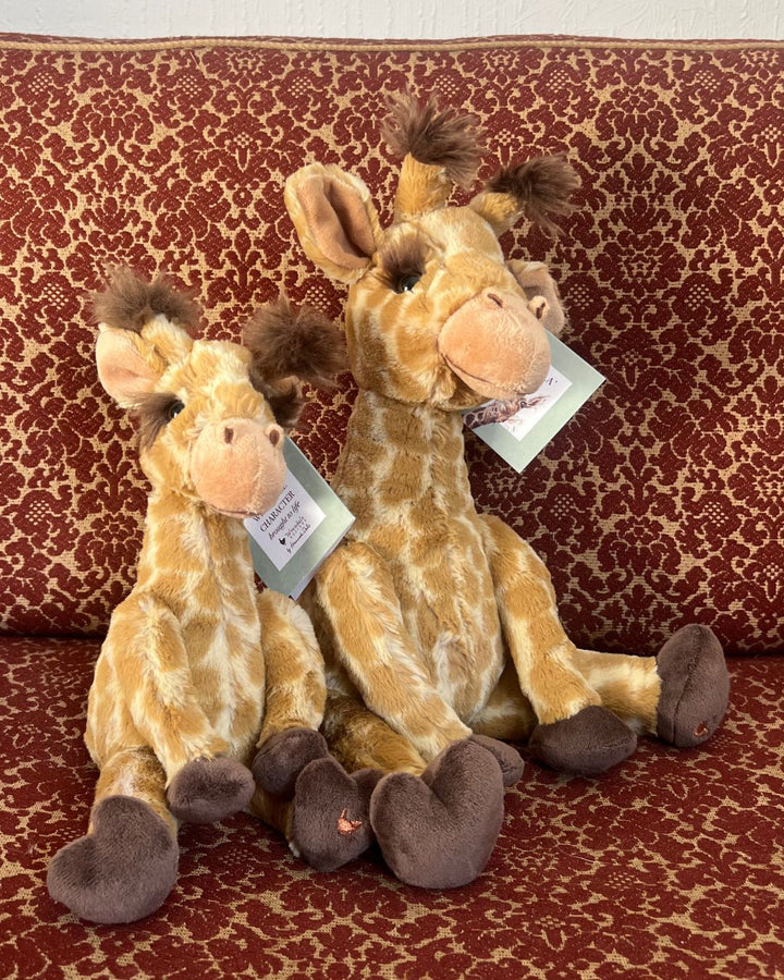 Zwei Camilla Kuscheltier Giraffen in beiden Größen von Wrendale Designs.