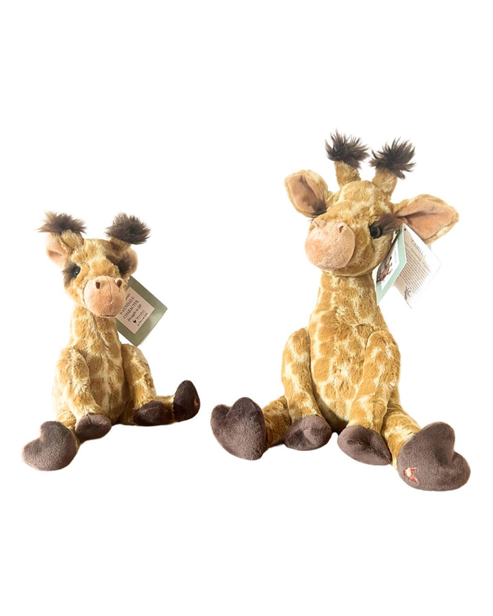 Giraffen Kuscheltiere Camilla nebeneinander in den Größen M und L von Wrendale Designs.