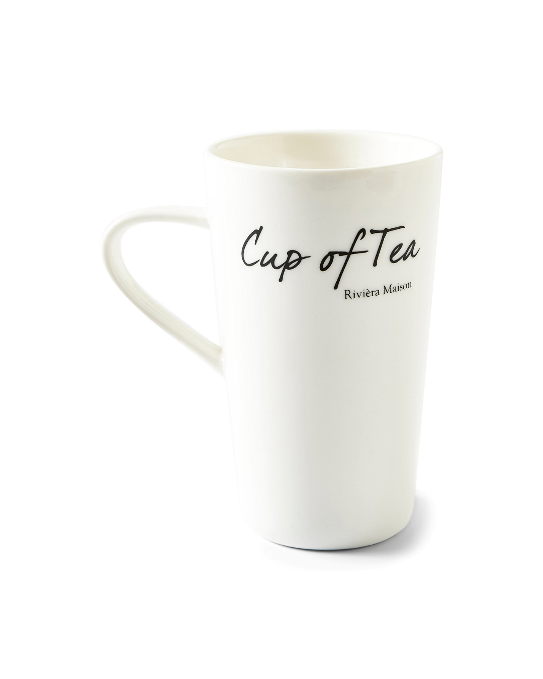 Classic Cup of Tea Tasse von Rivièra Maison, weiße Porzellantasse mit schwarzem Schriftzug „Cup of Tea“, freigestellt auf weißem Hintergrund.
