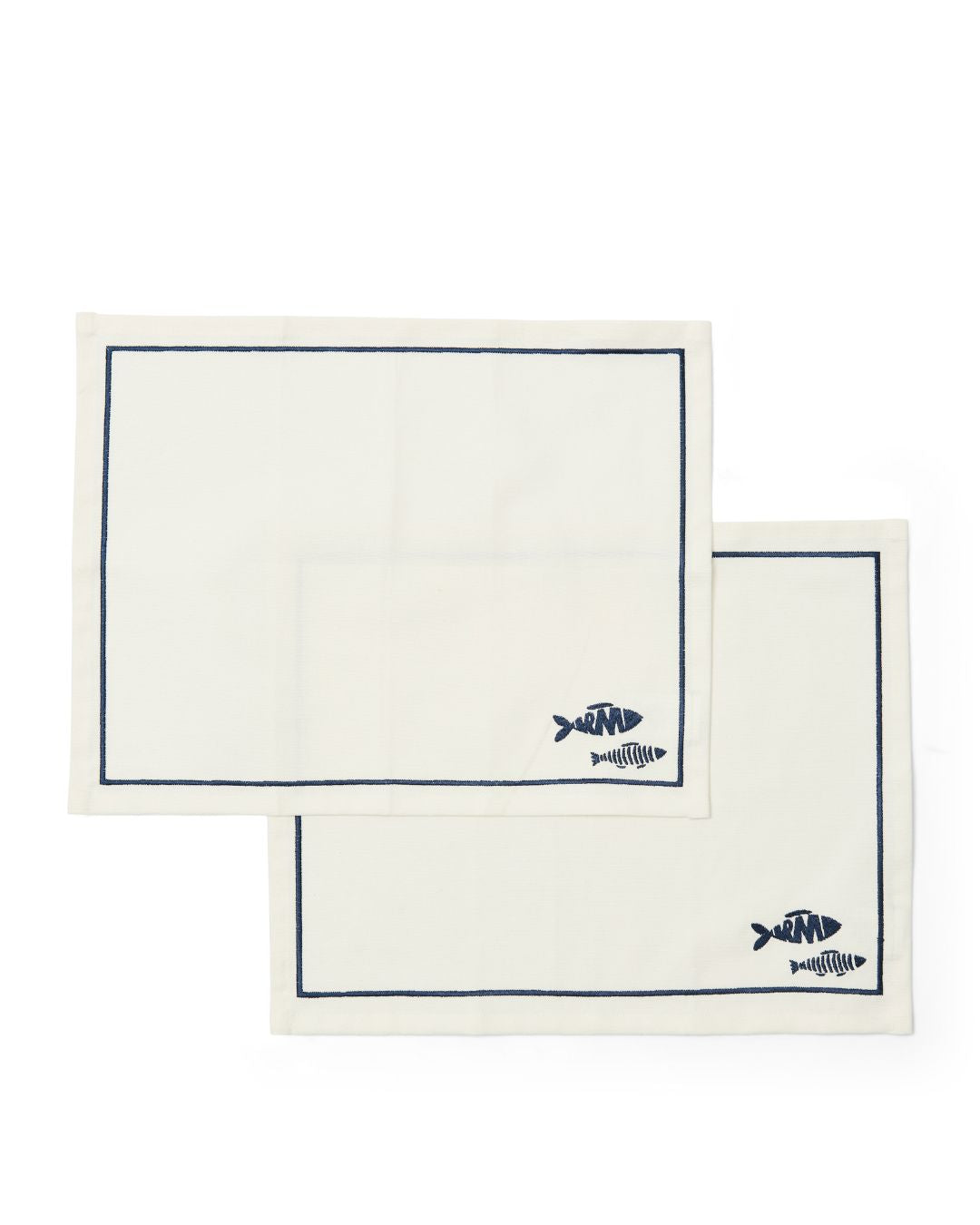 Como Catch 2er Tischsets von Rivièra Maison in weiß mit dunkelblauen Fischen drauf.