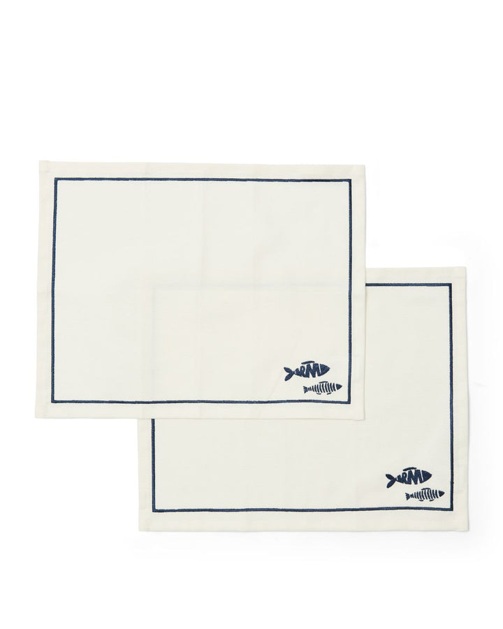 Como Catch 2er Tischsets von Rivièra Maison in weiß mit dunkelblauen Fischen drauf.