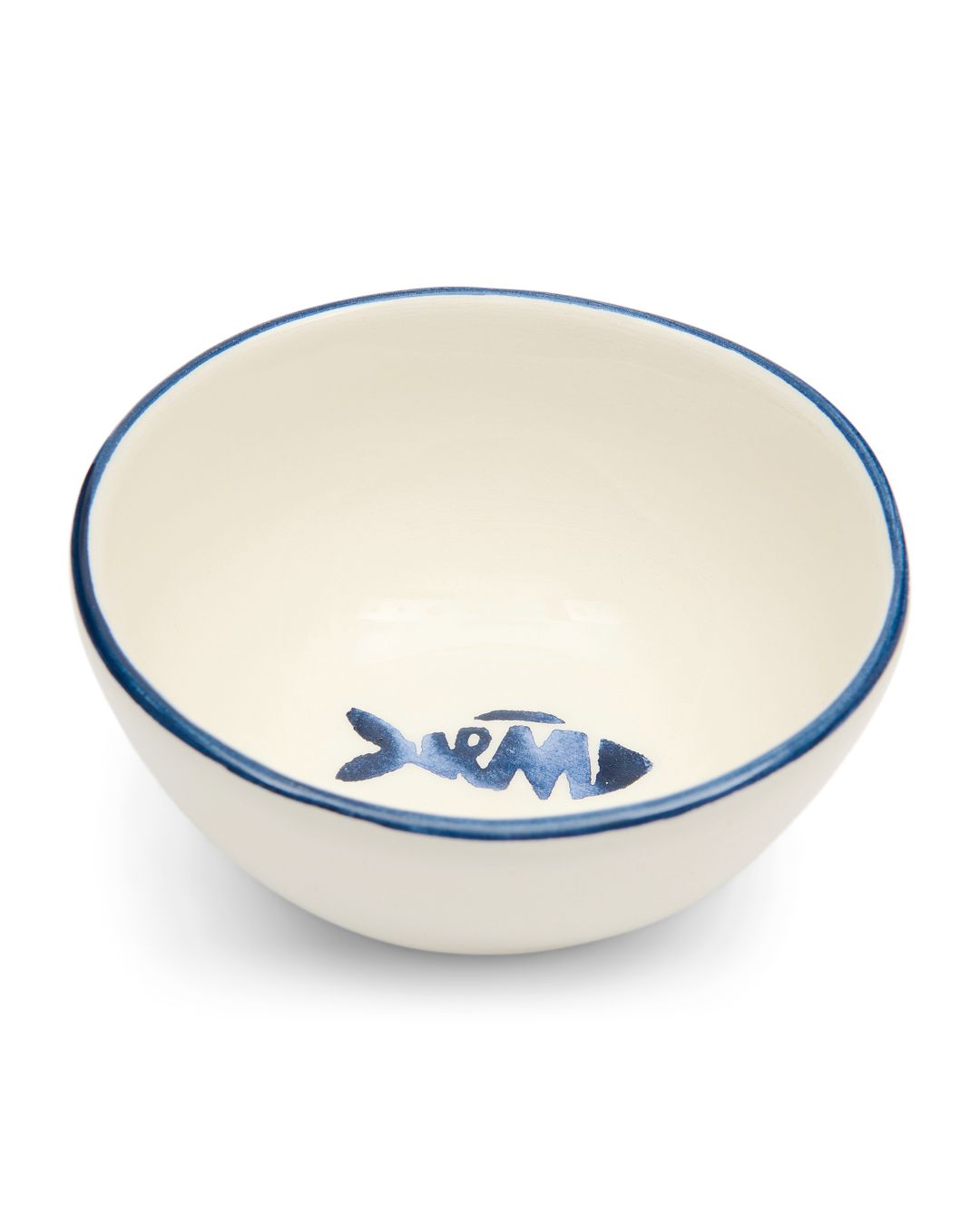 Weiße Como Catch Dip Schale von Rivièra Maison mit einem blauen Fisch in der Mitte.