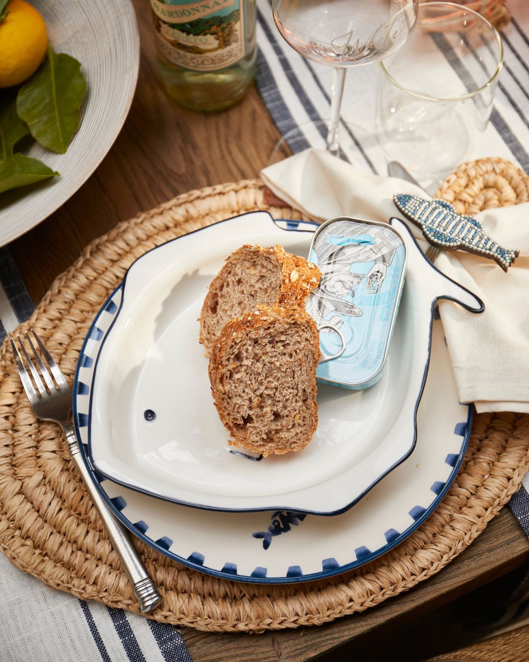 Como Catch Geschirr dekoriert auf dem Fisch Tischset aus Sisal von Rivièra Maison.