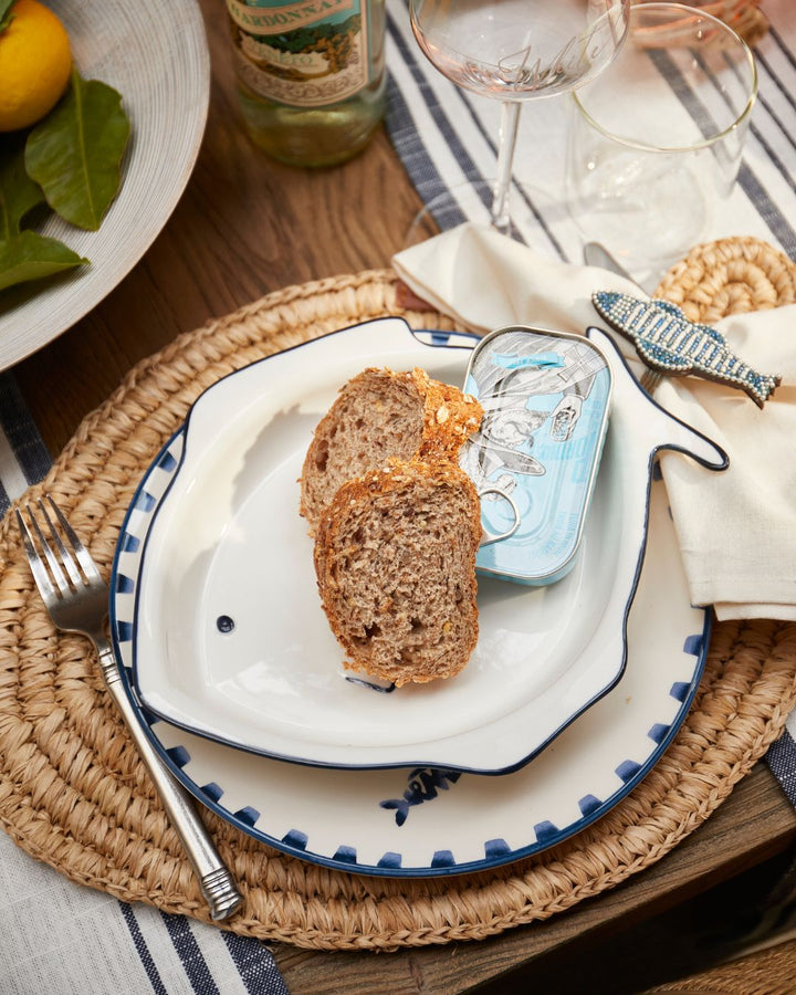 Como Catch Geschirr dekoriert auf dem Fisch Tischset aus Sisal von Rivièra Maison.