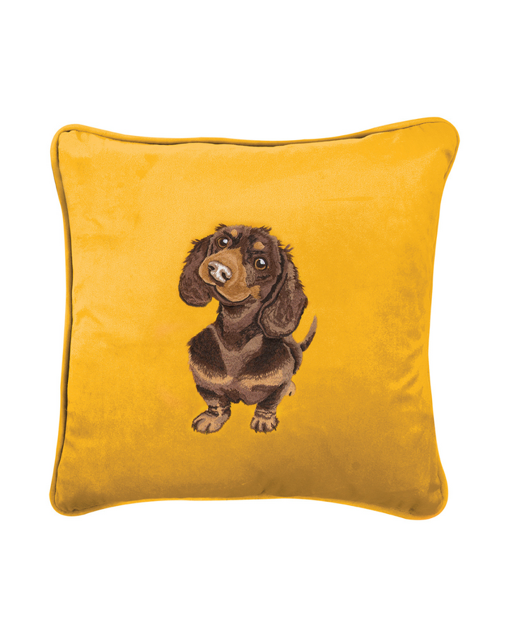 Gelbes Kissen aus Samt mit aufgesticktem Dackel-Motiv Little Sausage von Wrendale Designs auf weißem Hintergrund.