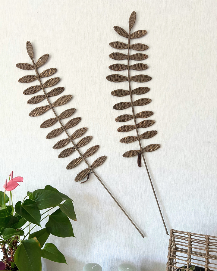Zwei Deko Blätter aus Rustic Rattan von Rivièra Maison an der Wand .