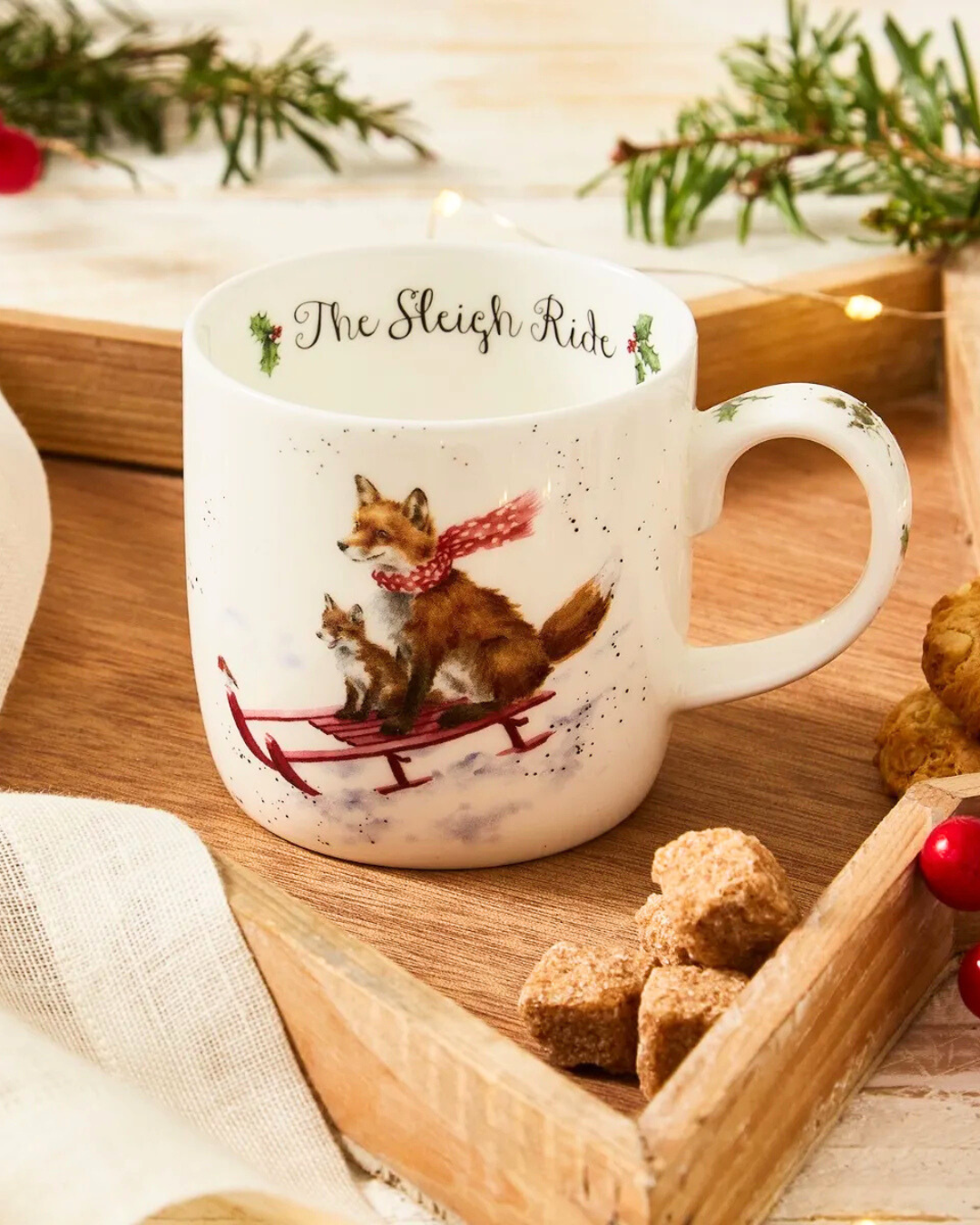 Dekorierte Szene mit der Fuchs-Tasse „The Sleigh Ride“ von Wrendale Designs auf einem Holztablett – perfekt für gemütliche Wintertage.