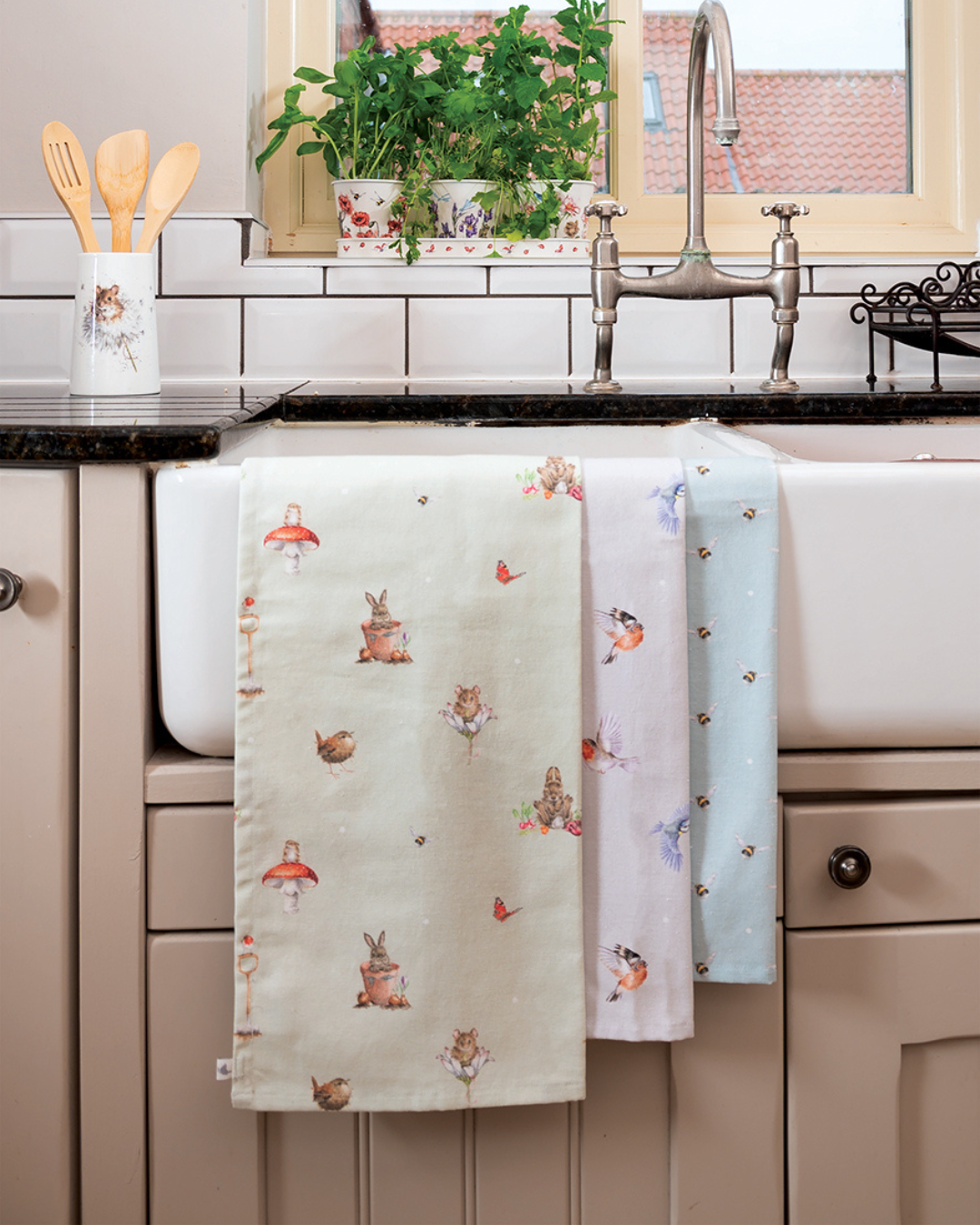 Dekorierte Küche mit den Geschirrtüchern Gartentiere, Vögel und Hummeln von Wrendale Designs.