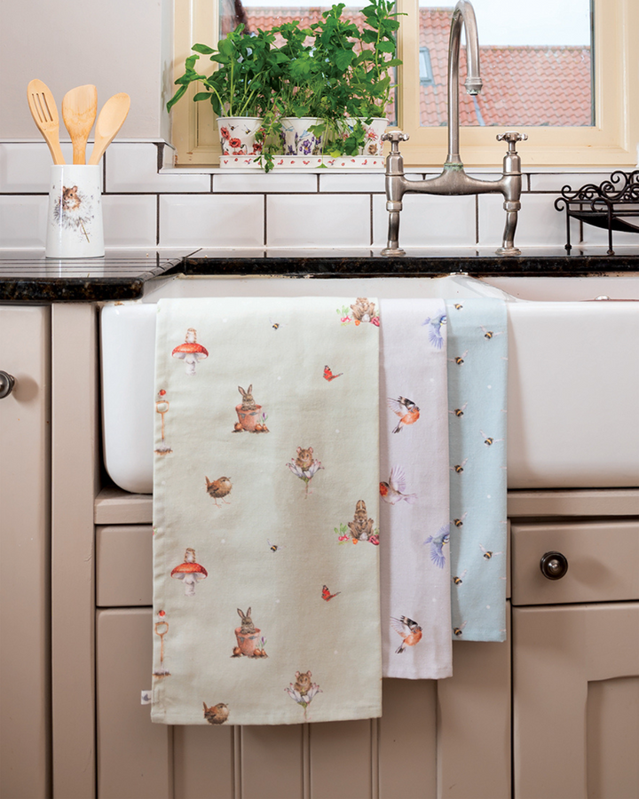 Dekorierte Küche mit den Geschirrtüchern Gartentiere, Vögel und Hummeln von Wrendale Designs.