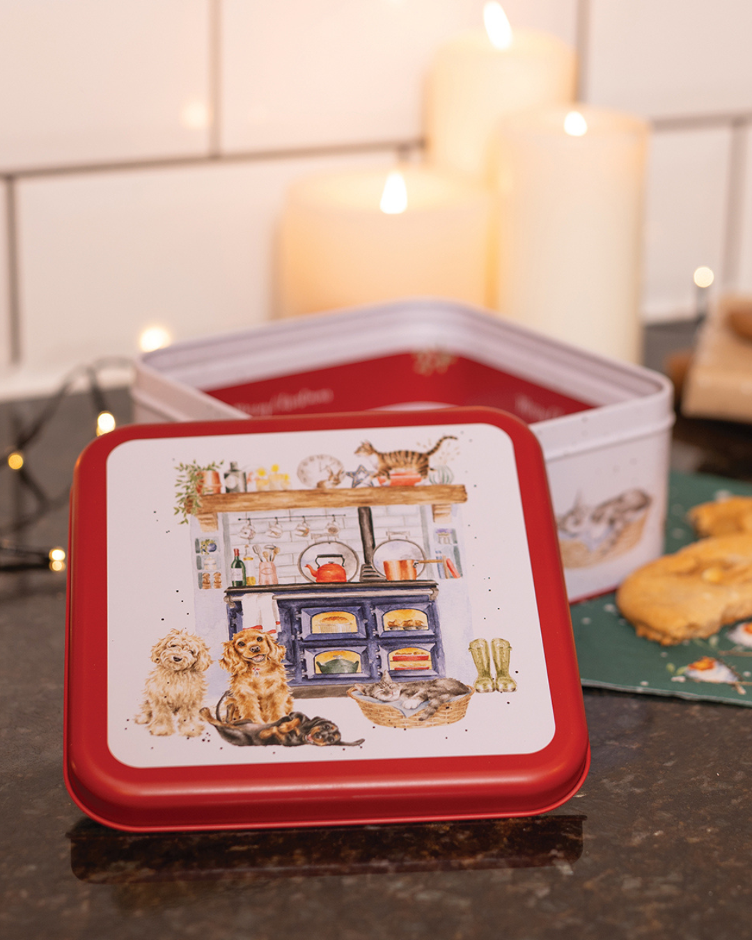 Detailaufnahme der Weihnachtsküche Keksdose von Wrendale Designs auf einer Arbeitsplatte mit Kerzen.