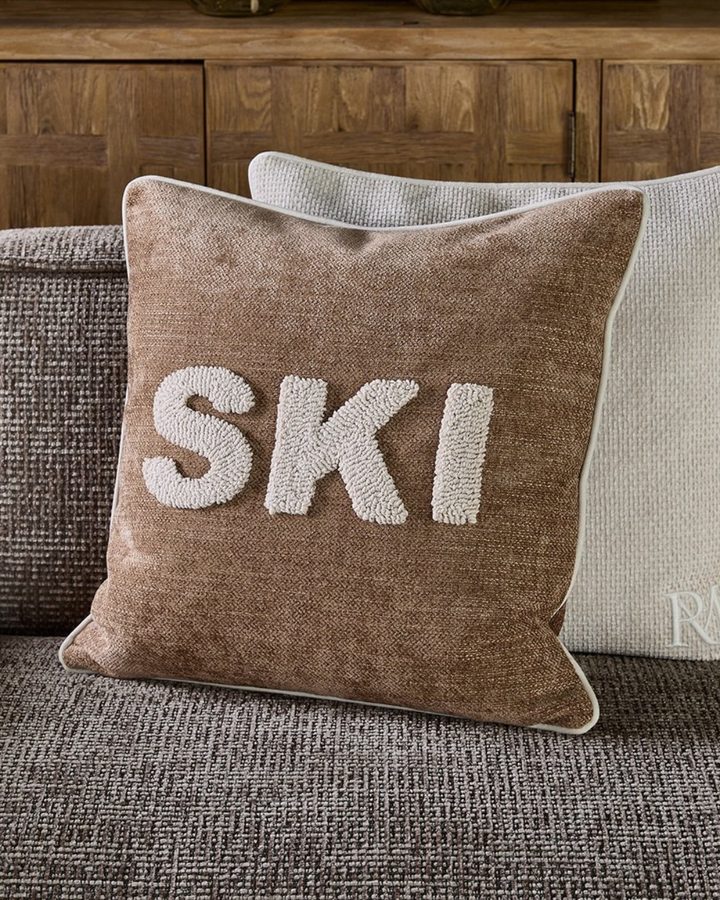 Wohnzimmer mit Ski Pillow Cover und weiteren Kissen von Rivièra Maison auf grauem Sofa