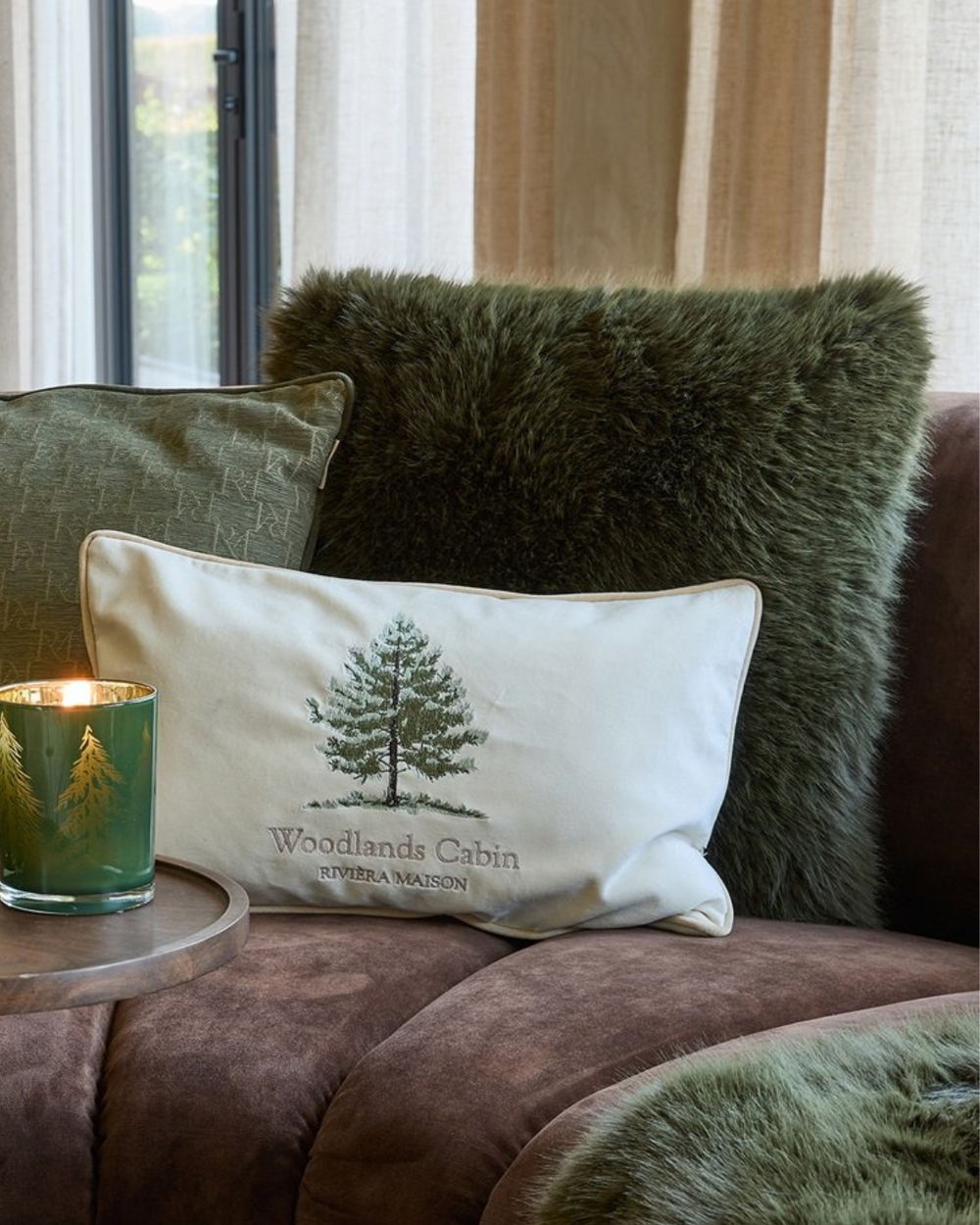 Dekorierte Sofaecke mit Bromont Faux Fur Kissen und Woodlands Cabin Kissen von Rivièra Maison