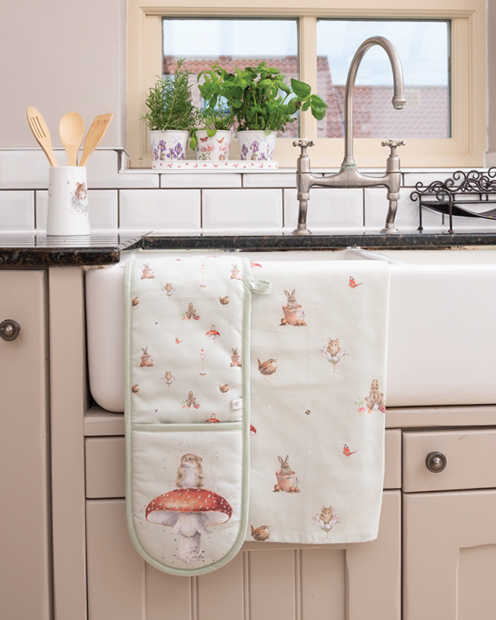 Geschirrtuch „Gartentiere“ von Wrendale Designs dekorativ in einer Landhausküche aufgehängt.