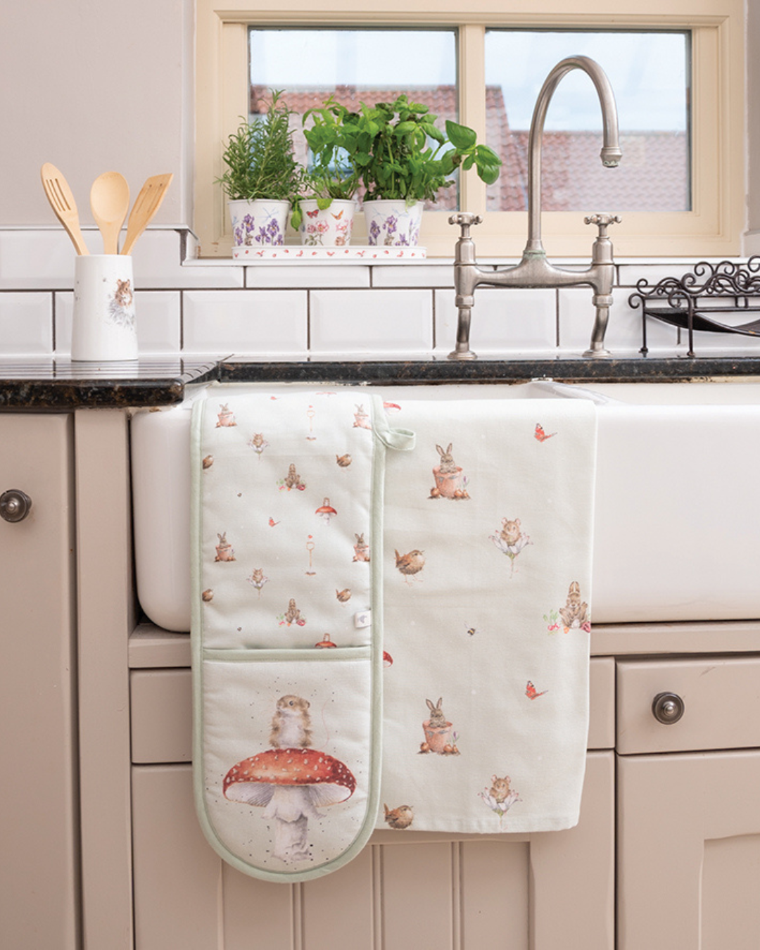 Geschirrtuch „Gartentiere“ von Wrendale Designs dekorativ in einer Landhausküche aufgehängt.
