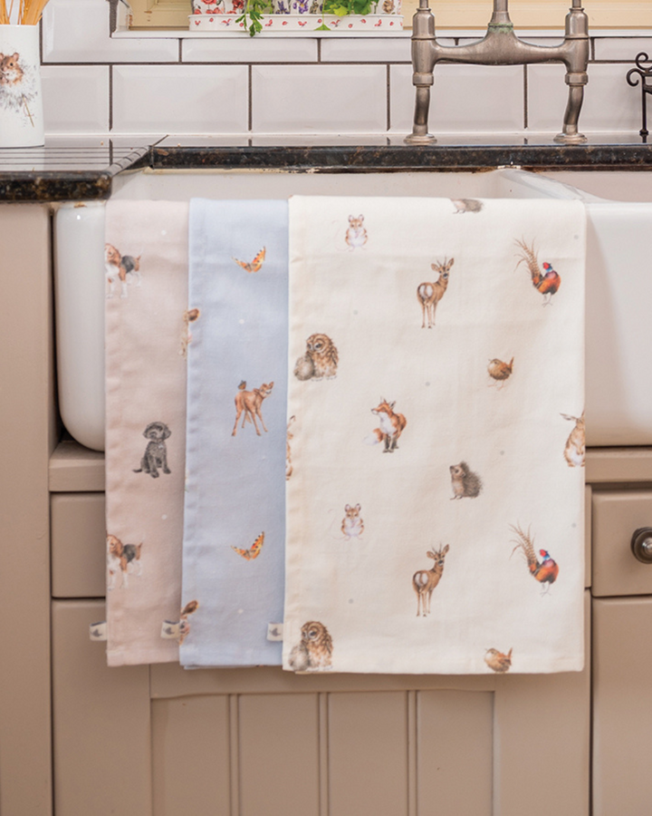 Dekoriertes Geschirrtuch „Waldtiere“ von Wrendale Designs in einer Landhausküche.