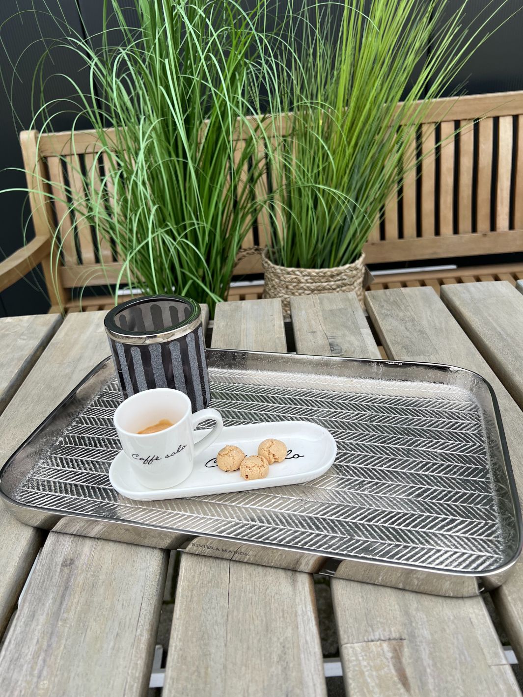 Auf einem Gartentisch dekoriertes The York Tablett von Rivièra Maison.