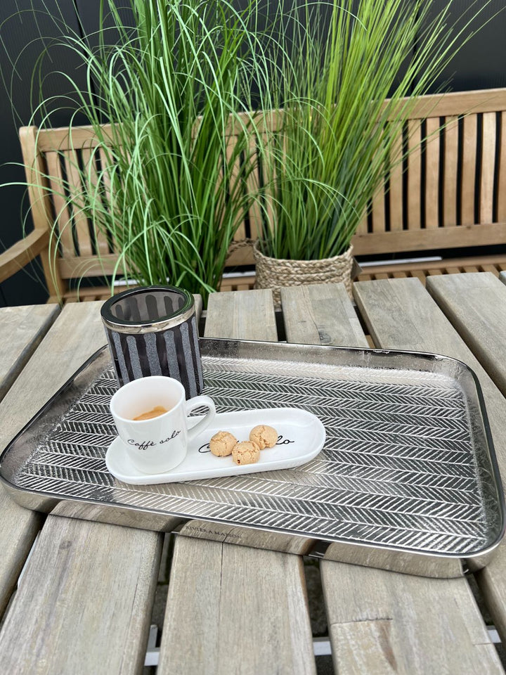 Auf einem Gartentisch dekoriertes The York Tablett von Rivièra Maison.