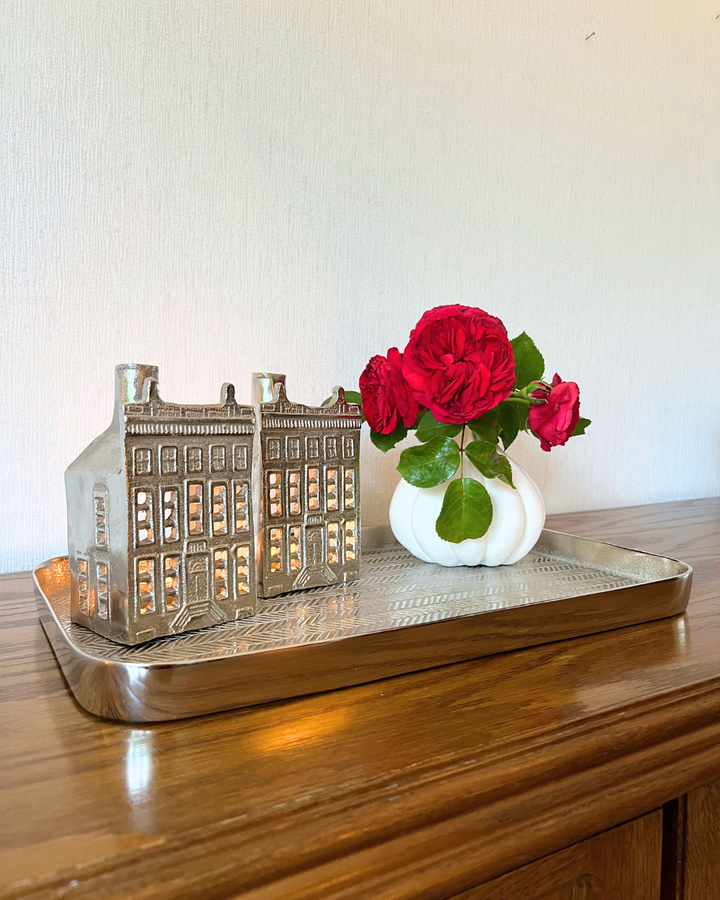 Dekoriertes The York Tablett mit Canal House Windlichtern und Botanic Whisper Blumenvase von Rivièra Maison.