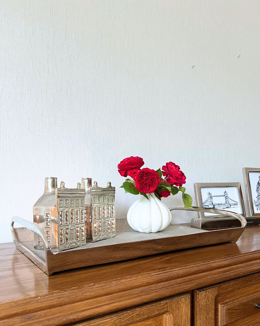 Dekoriertes Toronto Tablett mit Botanic Whisper Blumenvase und Canal House Windlichtern von Rivièra Maison.