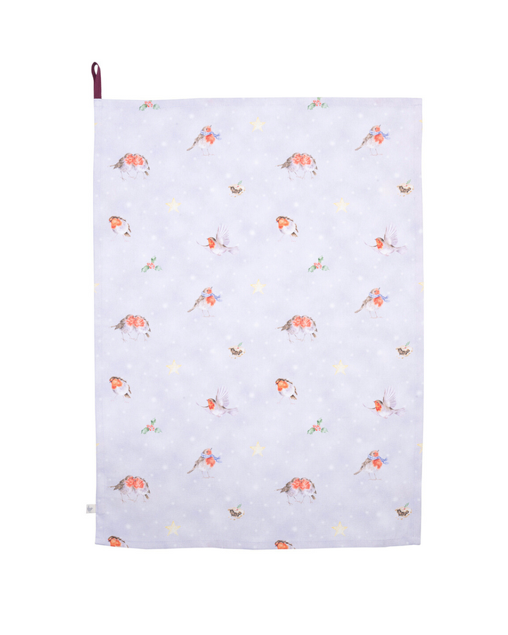 Das weihnachtliche Rotkehlchen Geschirrtuch ist vollständig ausgebreitet vor weißem Hintergrund zu sehen. Das Design zeigt mehrere Rotkehlchen, Sterne und kleine winterliche Akzente.