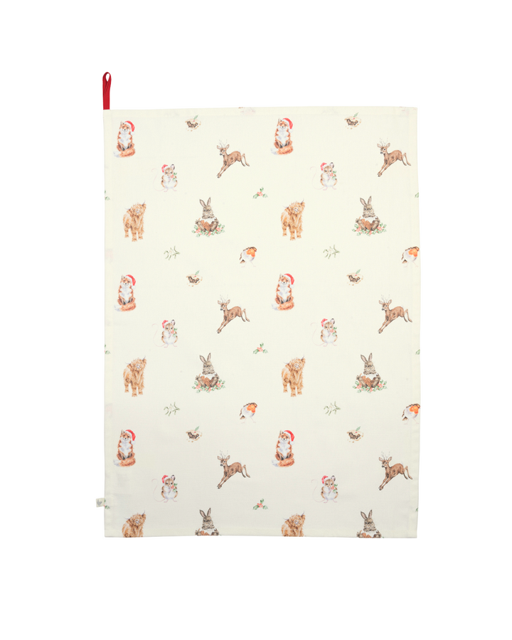 Ausgebreitetes Woodlanders Geschirrtuch von Wrendale Designs auf weißem Hintergrund, mit Illustrationen von Waldtieren in weihnachtlicher Szenerie.