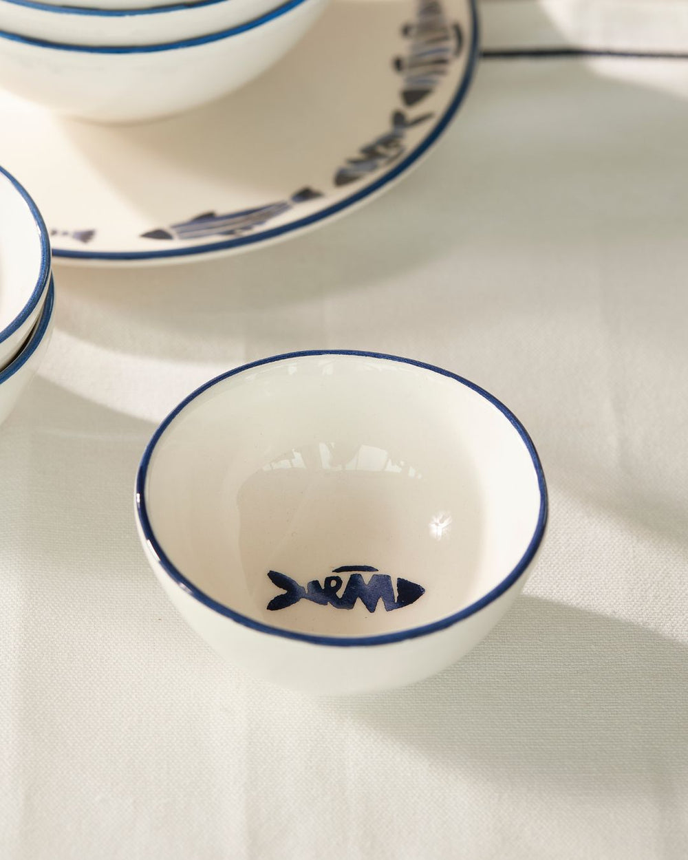 Sommerliche Dip Schale aus der Como Catch Geschirr Serie von Rivièra Maison.