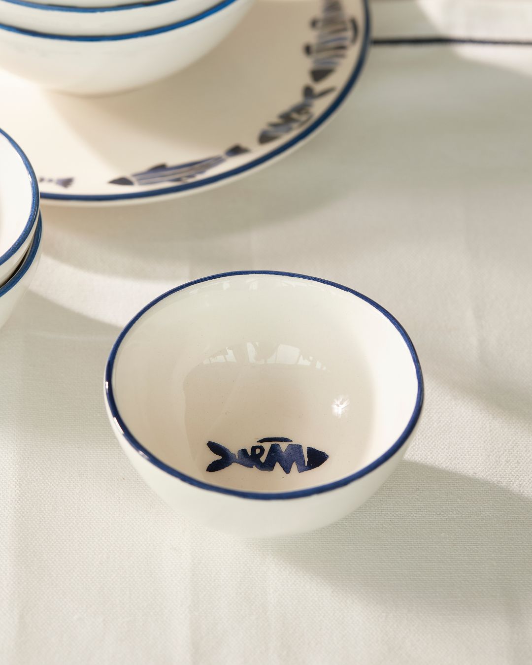 Sommerliche Dip Schale aus der Como Catch Geschirr Serie von Rivièra Maison.