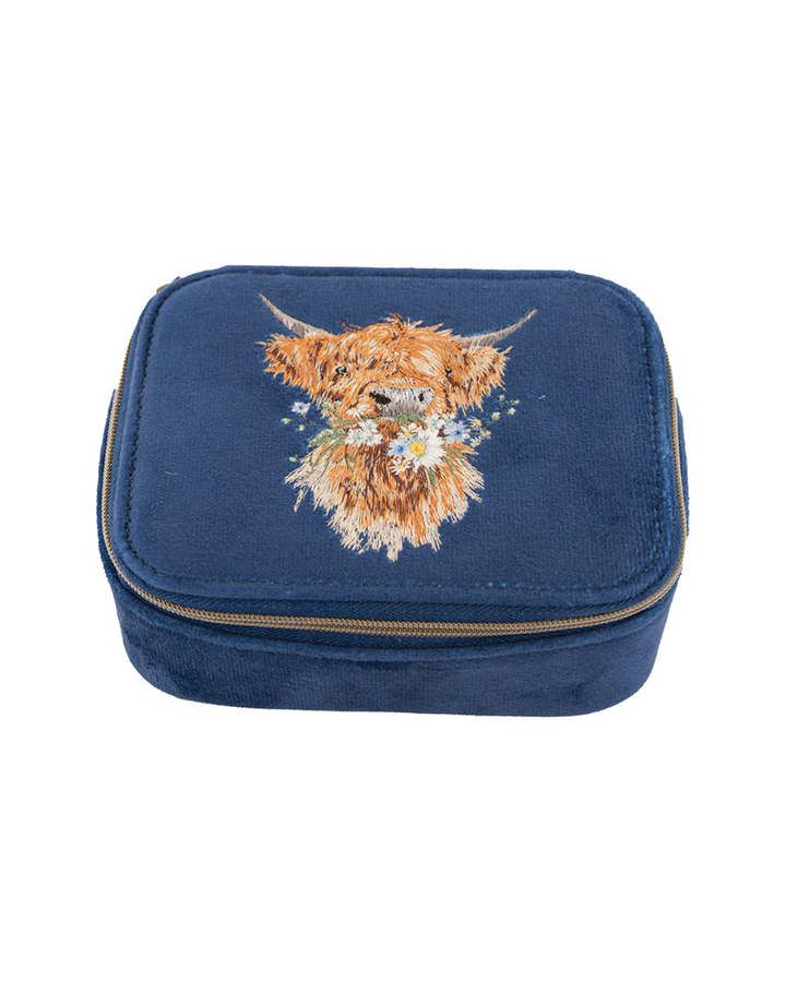 Schmucktasche von Wrendale Designs mit gestickter Hochland Kuh auf dunkelblauem Samtstoff.