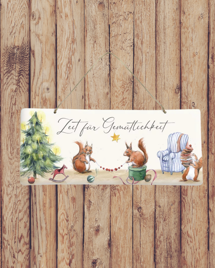 Detailansicht Metallschild „Zeit für Gemütlichkeit“ – Eichhörnchen basteln Girlande, tragen Pfannkuchen und verbreiten Adventsstimmung.