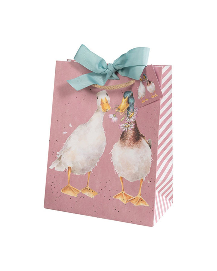 Geschenktasche in der Größe S mit zwei verliebten Enten als Motiv von Wrendale Designs.