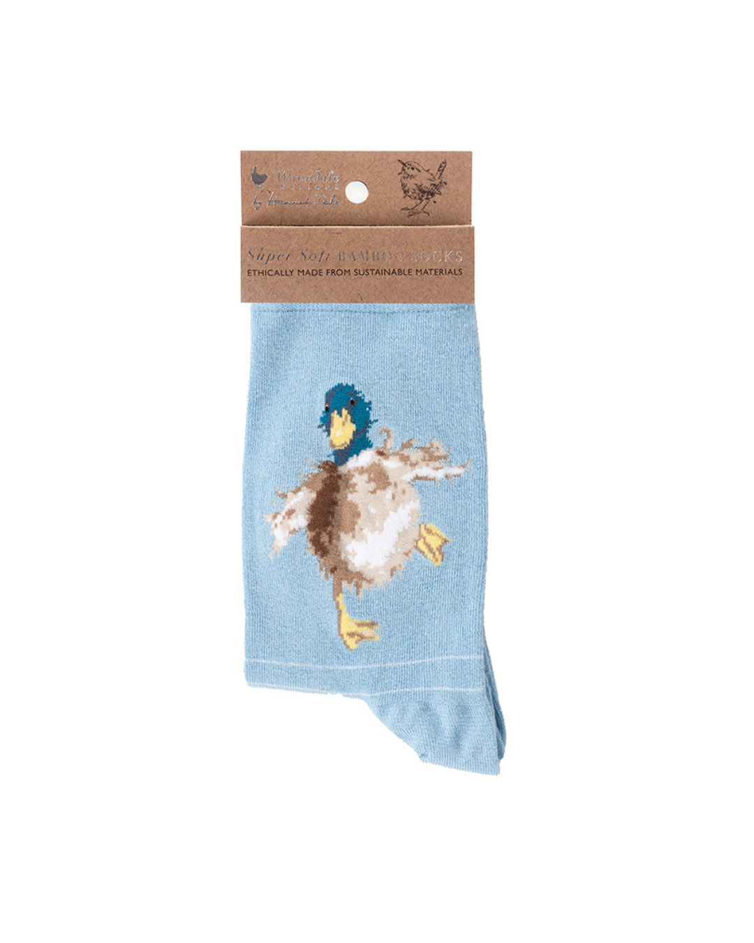 Hellblaue weiche Enten Socken aus Bambusviscose von Wrendale Designs mit der braunen Verpackung vor weißem Hintergrund.