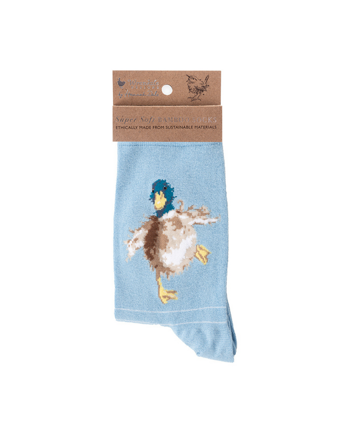 Hellblaue weiche Enten Socken aus Bambusviscose von Wrendale Designs mit der braunen Verpackung vor weißem Hintergrund.